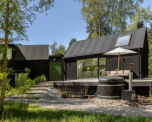 Svart hus med svart tak