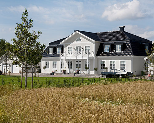 Husstil Herrgård, Vit herrgård med svart tak