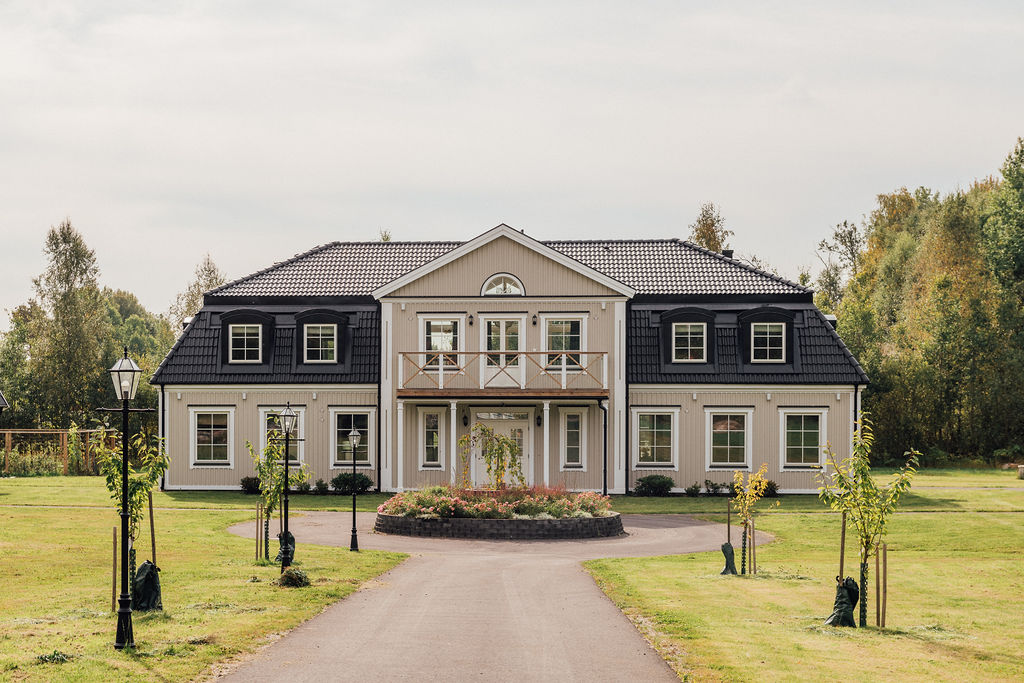 Beige herrgård med svart tak