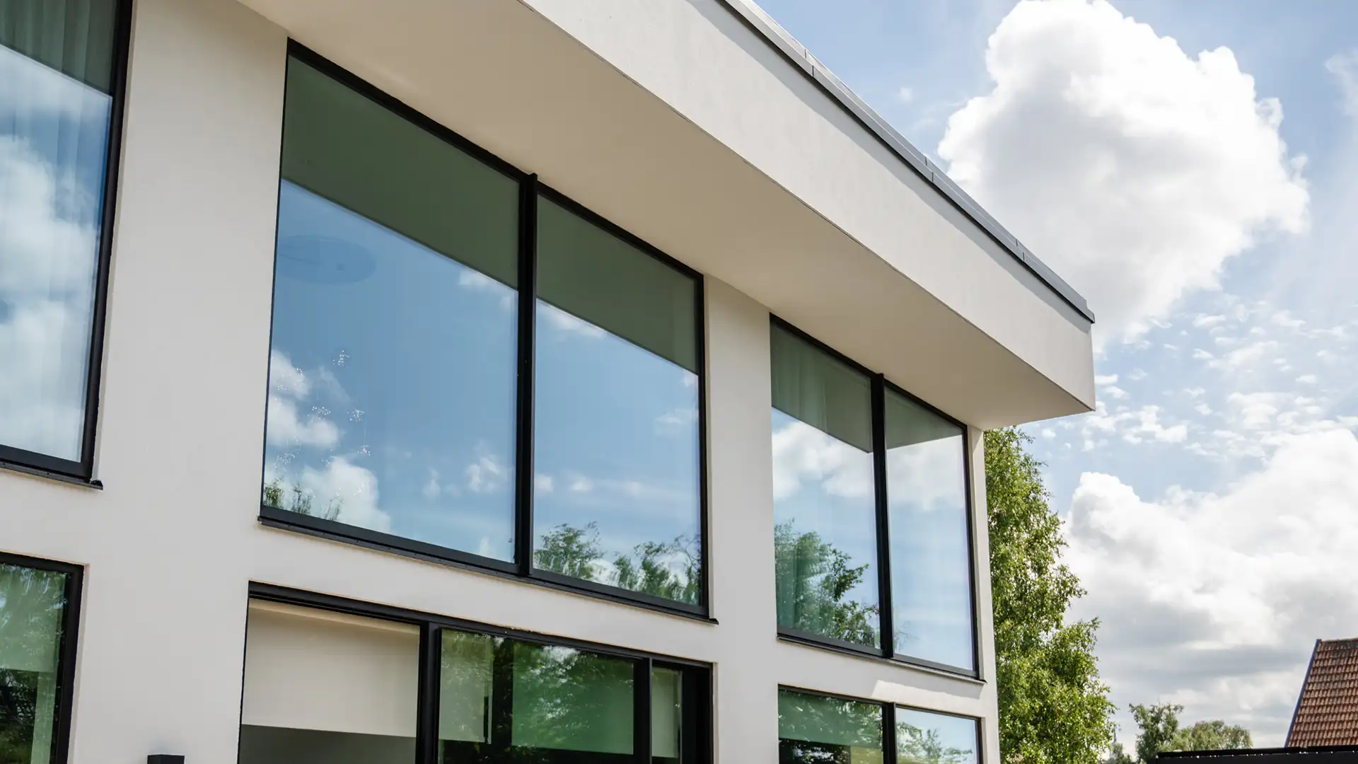 Glasparti på modernt hus