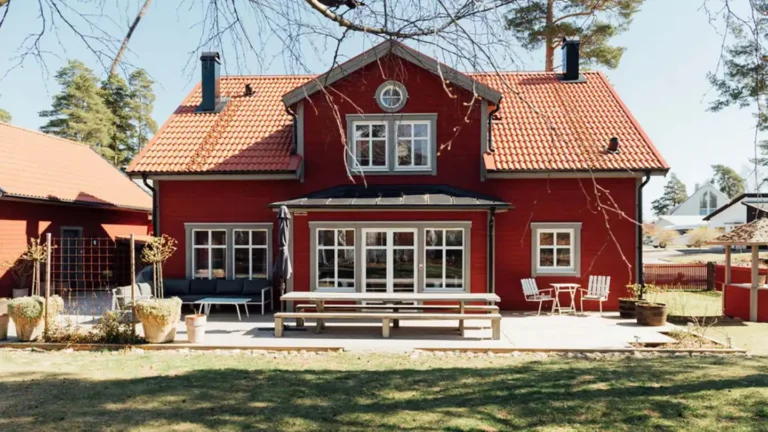 Rött hus med gråa knutar