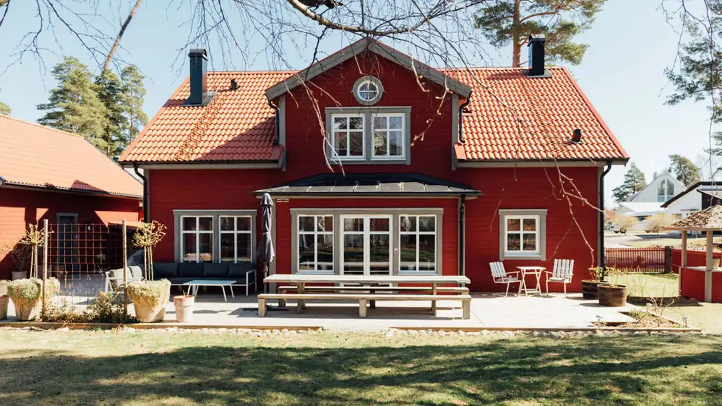 Rött hus med gråa knutar